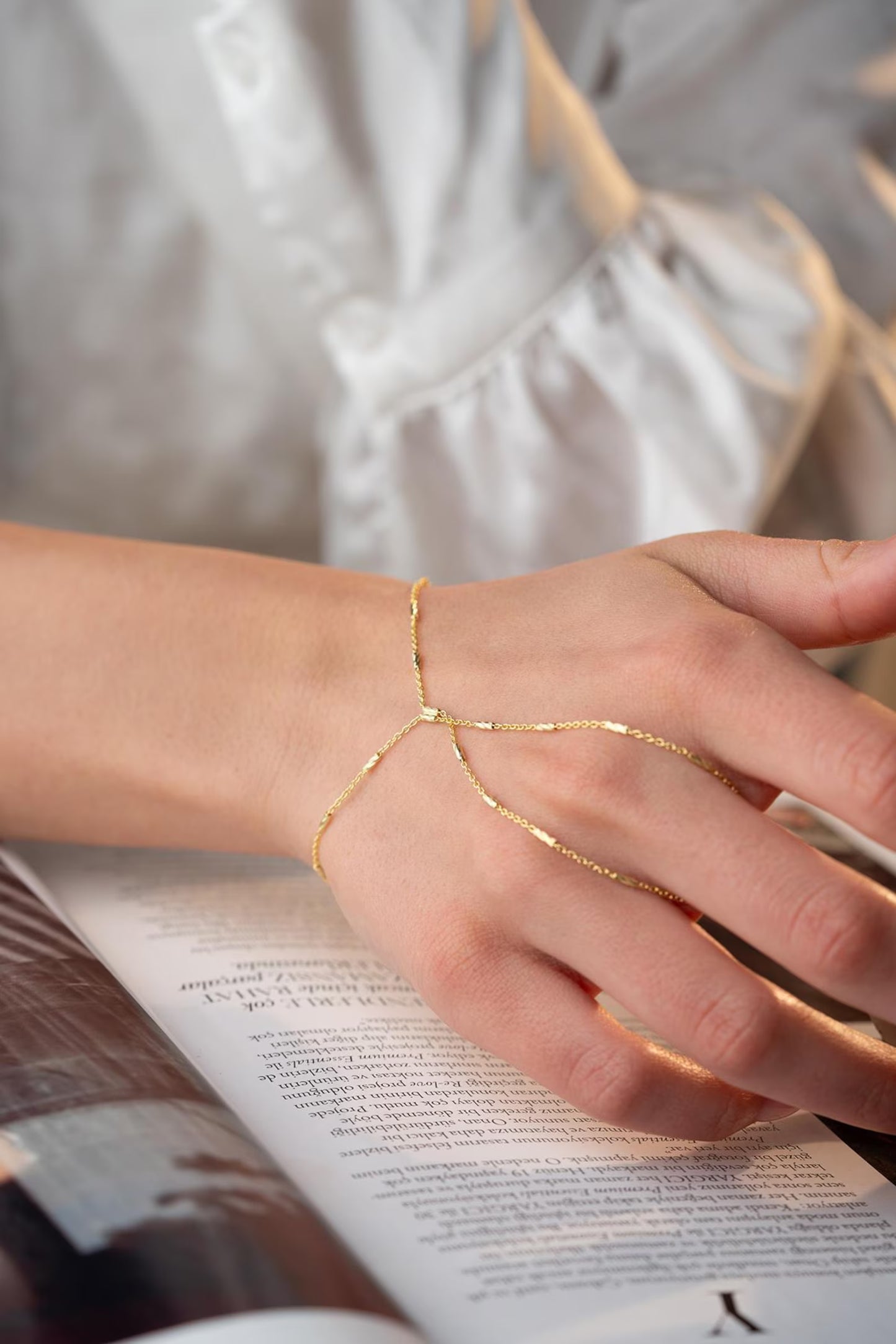 Camillia Twisted Handchain