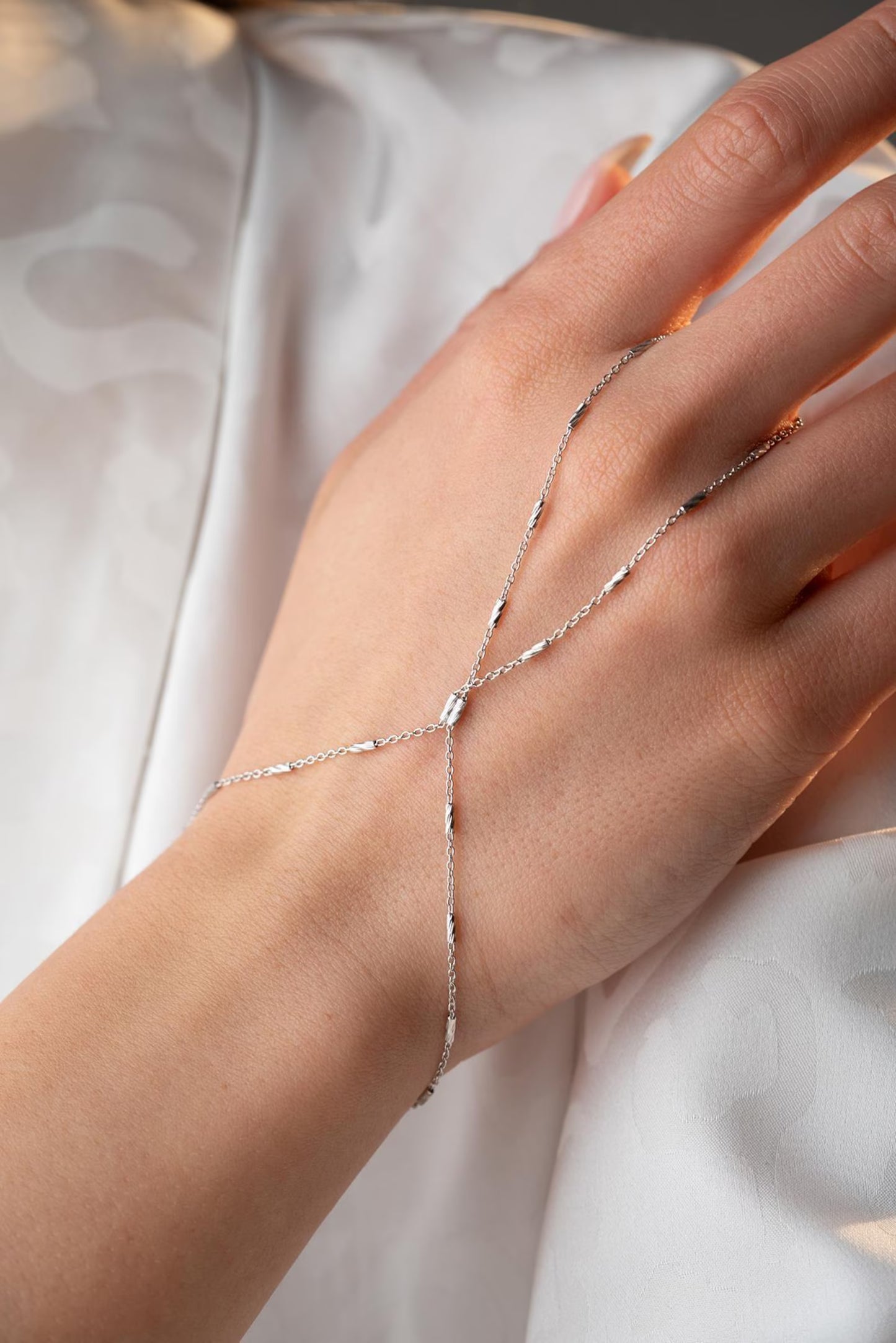 Camillia Twisted Handchain