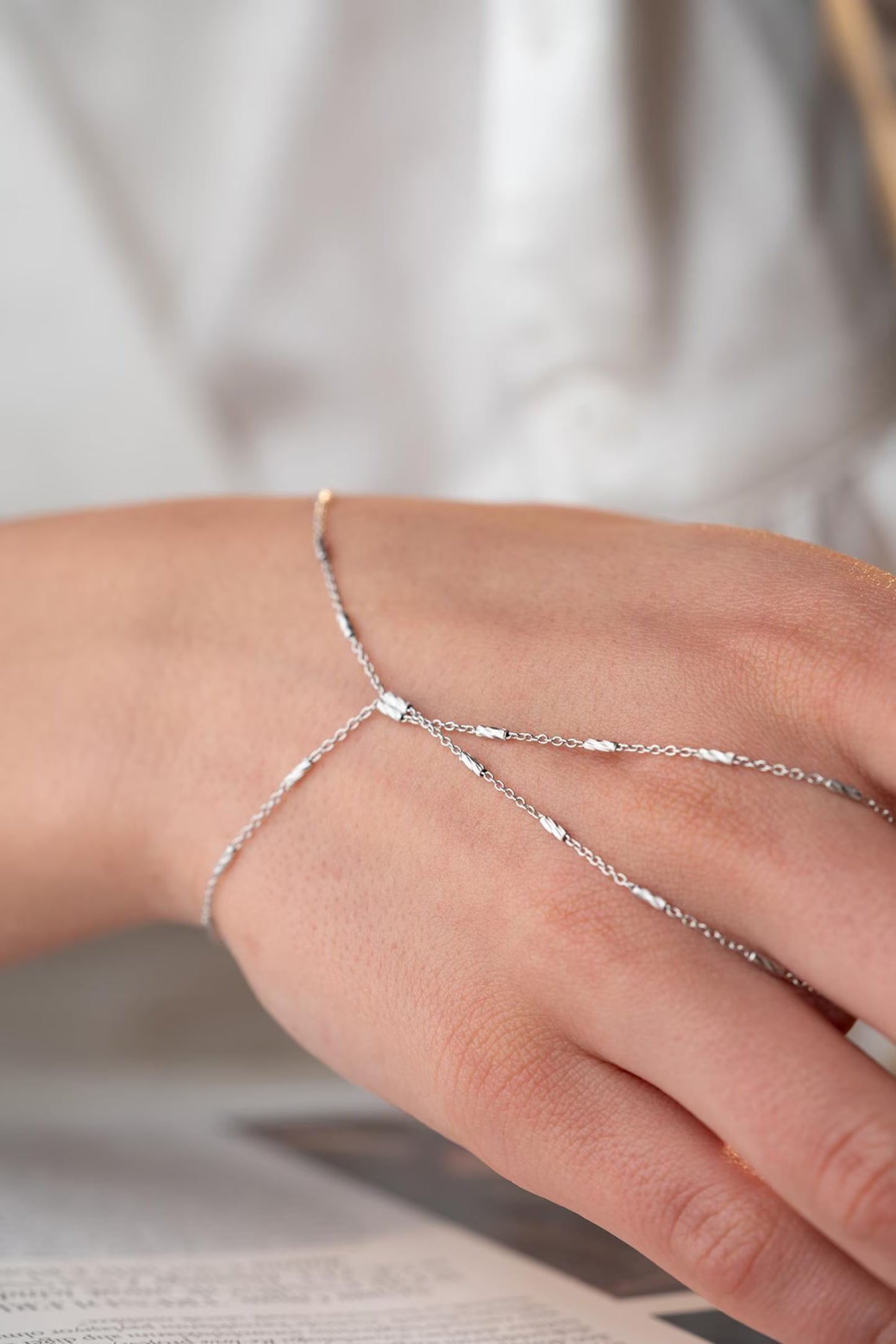 Camillia Twisted Handchain